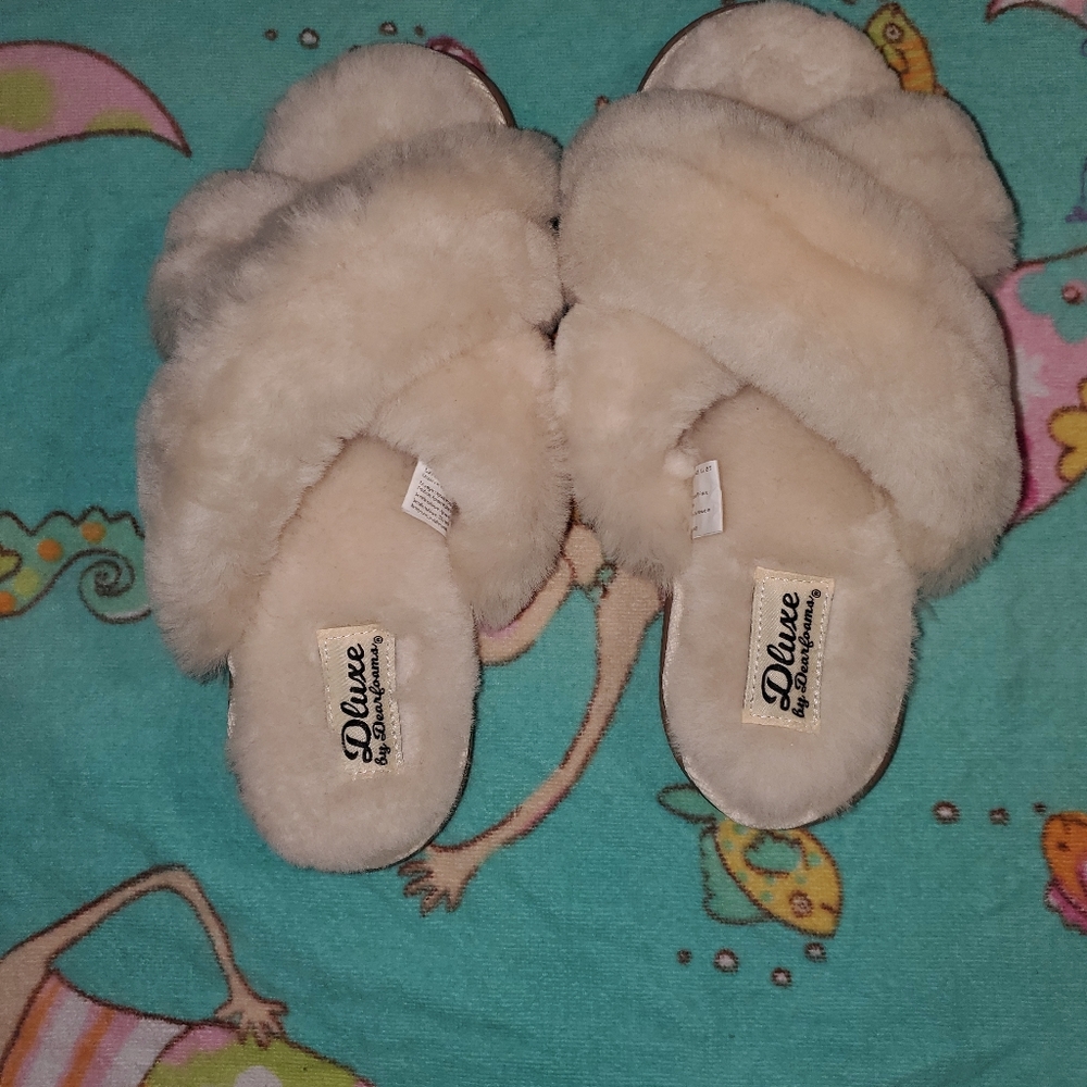 Dluxe slippers size 9